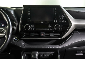 Подержанный автомобиль Toyota Highlander 2021 года (11 фото)