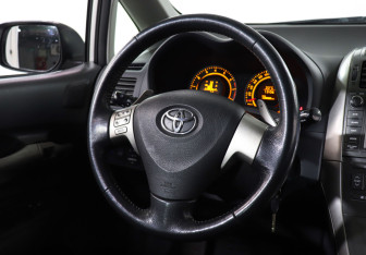 Подержанный автомобиль Toyota Auris Hatchback 2007 года (15 фото)