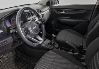 Подержанный автомобиль Kia Rio Sedan 2017 года (10 фото)