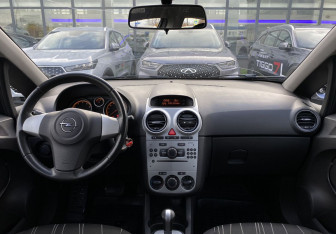 Подержанный автомобиль Opel Corsa 2009 года (10 фото)