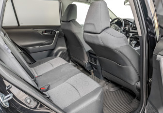 Подержанный автомобиль Toyota RAV4 2021 года (12 фото)