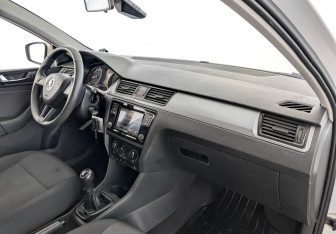 Подержанный автомобиль Skoda Rapid Liftback 2017 года (11 фото)