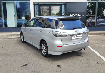 Подержанный автомобиль Toyota Wish Minivan 2015 года (7 фото)