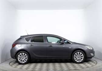 Подержанный автомобиль Opel Astra Hatchback 2011 года (4 фото)