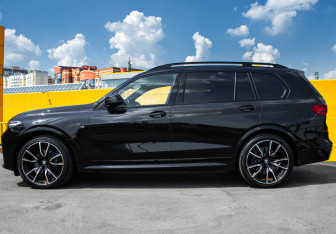 Подержанный автомобиль BMW X7 2021 года (8 фото)
