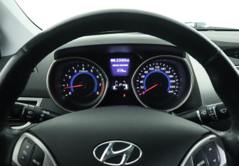 Подержанный автомобиль Hyundai Elantra Sedan 2013 года (11 фото)
