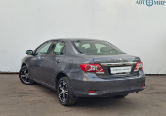 Подержанный автомобиль Toyota Corolla Sedan 2011 года (7 фото)