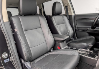 Подержанный автомобиль Mitsubishi Outlander 2017 года (23 фото)