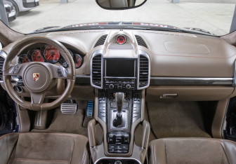 Подержанный автомобиль Porsche Cayenne 2012 года (15 фото)