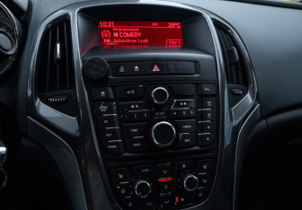 Подержанный автомобиль Opel Astra Sedan 2013 года (14 фото)