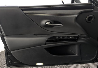 Подержанный автомобиль Lexus ES 2021 года (19 фото)