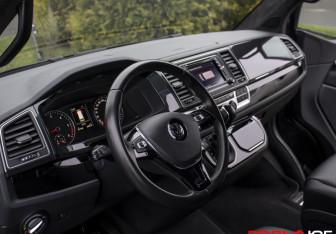 Подержанный автомобиль Volkswagen Multivan 2016 года (23 фото)