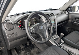 Подержанный автомобиль Suzuki Grand Vitara 2012 года (16 фото)