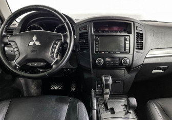 Подержанный автомобиль Mitsubishi Pajero 2012 года (12 фото)