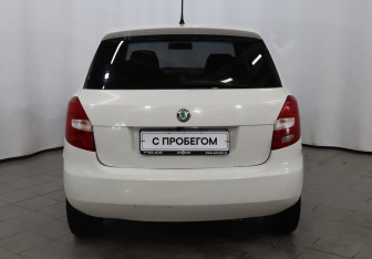 Подержанный автомобиль Skoda Fabia Hatchback 2011 года (5 фото)
