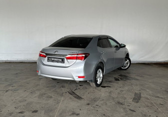 Подержанный автомобиль Toyota Corolla Sedan 2013 года (5 фото)