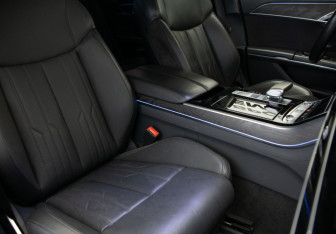 Подержанный автомобиль Audi A8 2022 года (10 фото)