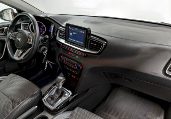 Подержанный автомобиль Kia Ceed Hatchback 2018 года (19 фото)