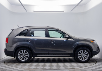 Подержанный автомобиль Kia Sorento 2011 года (4 фото)