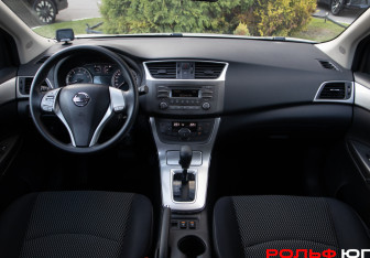 Подержанный автомобиль Nissan Tiida Hatchback 2015 года (11 фото)