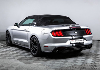 Подержанный автомобиль Ford Mustang Convertible 2018 года (7 фото)