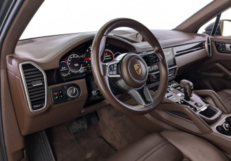 Подержанный автомобиль Porsche Cayenne 2018 года (29 фото)