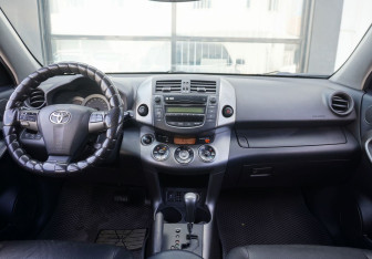 Подержанный автомобиль Toyota RAV4 2010 года (12 фото)
