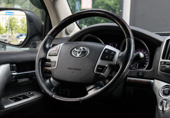 Подержанный автомобиль Toyota Land Cruiser Suv 2012 года (13 фото)