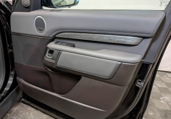 Подержанный автомобиль Land Rover Discovery 2018 года (24 фото)