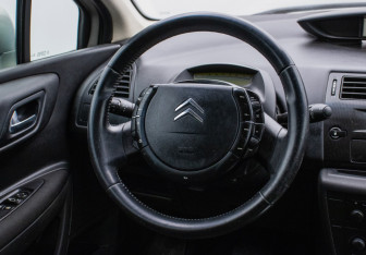 Подержанный автомобиль Citroen C4 Hatchback 2008 года (15 фото)