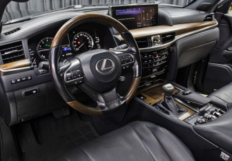 Подержанный автомобиль Lexus LX 2017 года (16 фото)