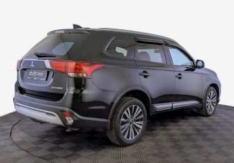 Подержанный автомобиль Mitsubishi Outlander 2019 года (5 фото)