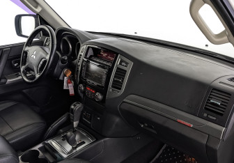 Подержанный автомобиль Mitsubishi Pajero 2015 года (13 фото)