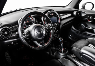 Подержанный автомобиль MINI Hatch 2017 года (29 фото)