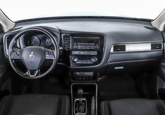 Подержанный автомобиль Mitsubishi Outlander 2017 года (7 фото)