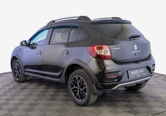 Подержанный автомобиль Renault Sandero 2017 года (7 фото)