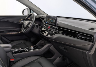 Подержанный автомобиль Москвич 3е 2023 года (13 фото)