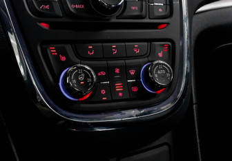 Подержанный автомобиль Opel Mokka 2013 года (15 фото)