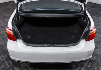 Подержанный автомобиль Lexus LS 2012 года (10 фото)