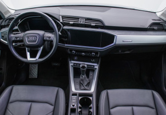 Подержанный автомобиль Audi Q3 2021 года (13 фото)