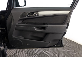 Подержанный автомобиль Opel Zafira Compactvan 2012 года (25 фото)