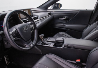 Подержанный автомобиль Lexus ES 2020 года (10 фото)