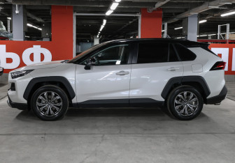 Подержанный автомобиль Toyota RAV4 2024 года (8 фото)