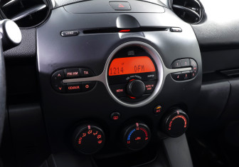 Подержанный автомобиль Mazda 2 Hatchback 2008 года (18 фото)