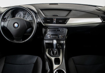 Подержанный автомобиль BMW X1 2012 года (11 фото)