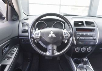 Подержанный автомобиль Mitsubishi ASX 2011 года (13 фото)