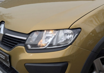 Подержанный автомобиль Renault Sandero 2017 года (16 фото)