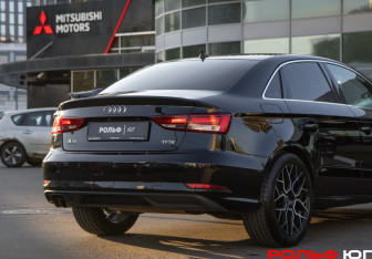 Подержанный автомобиль Audi A3 Sedan 2018 года (19 фото)