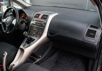 Подержанный автомобиль Toyota Auris Hatchback 2008 года (8 фото)