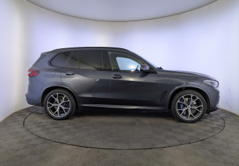 Подержанный автомобиль BMW X5 2022 года (4 фото)